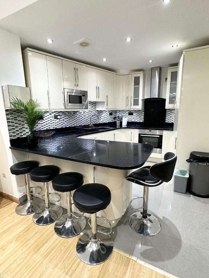 Retreat To A Stylish Ensuite In Londres Exterior foto